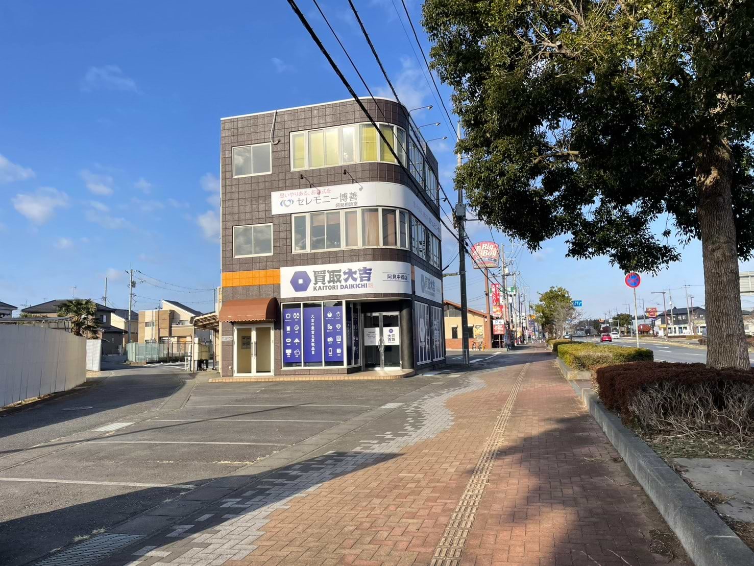 通過後まもなく左手に当店がございます