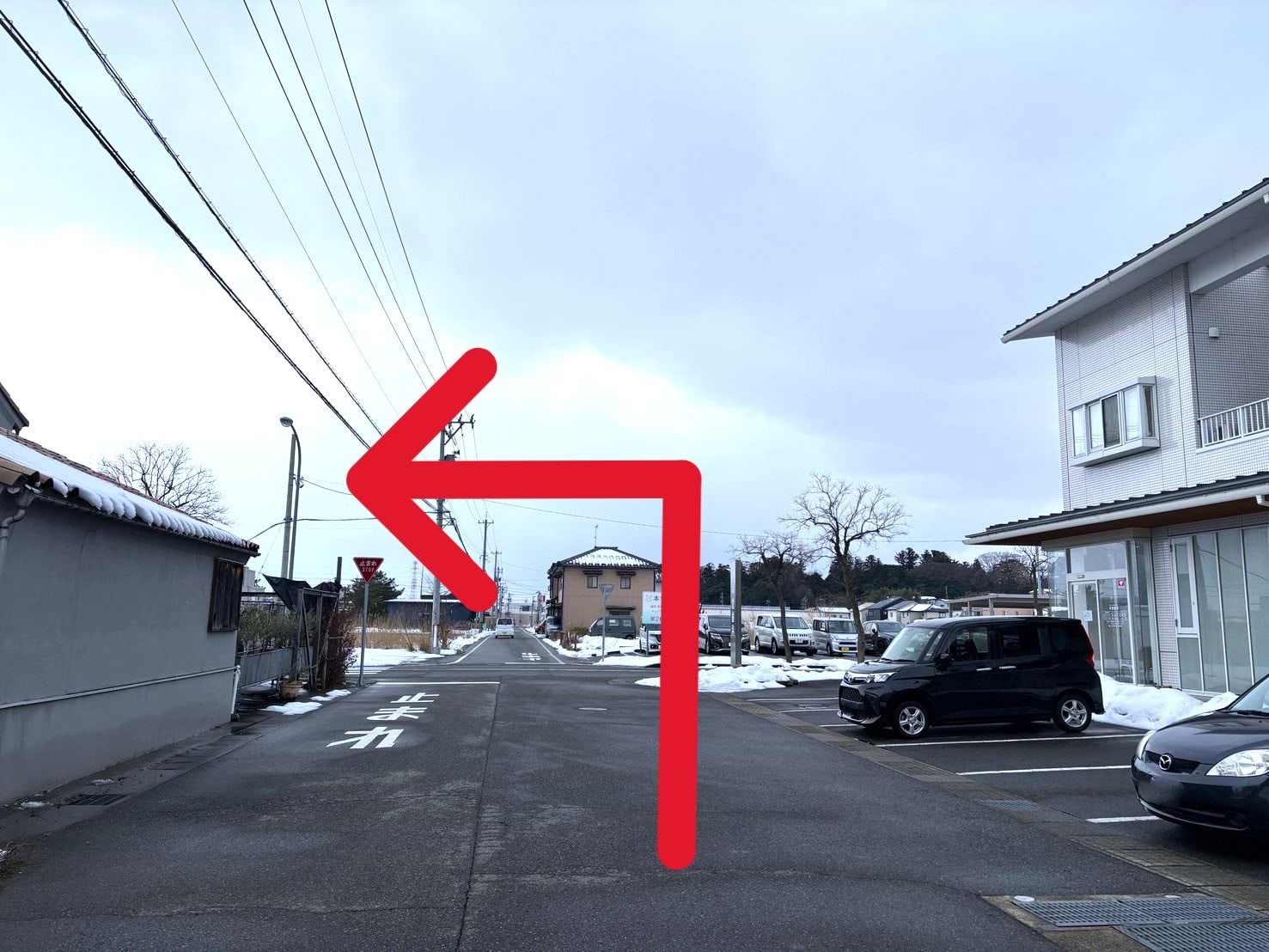 止まれの標識を目印に左折し、東に進みます