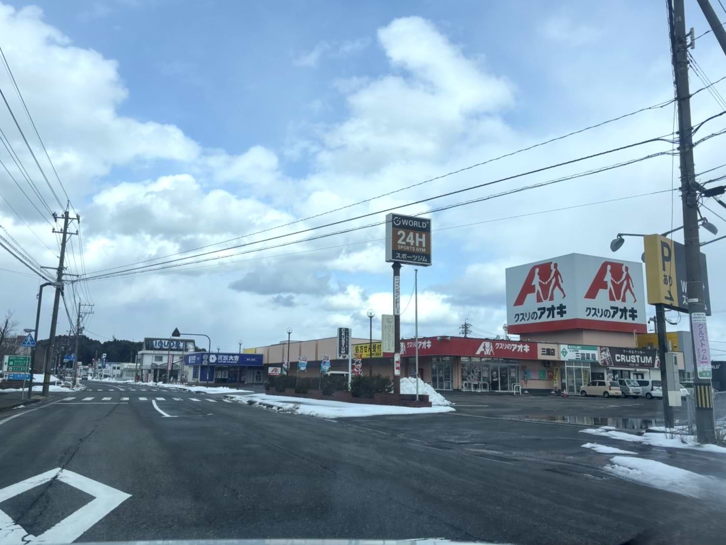 クスリのアオキ 三国店様の駐車場に入ります