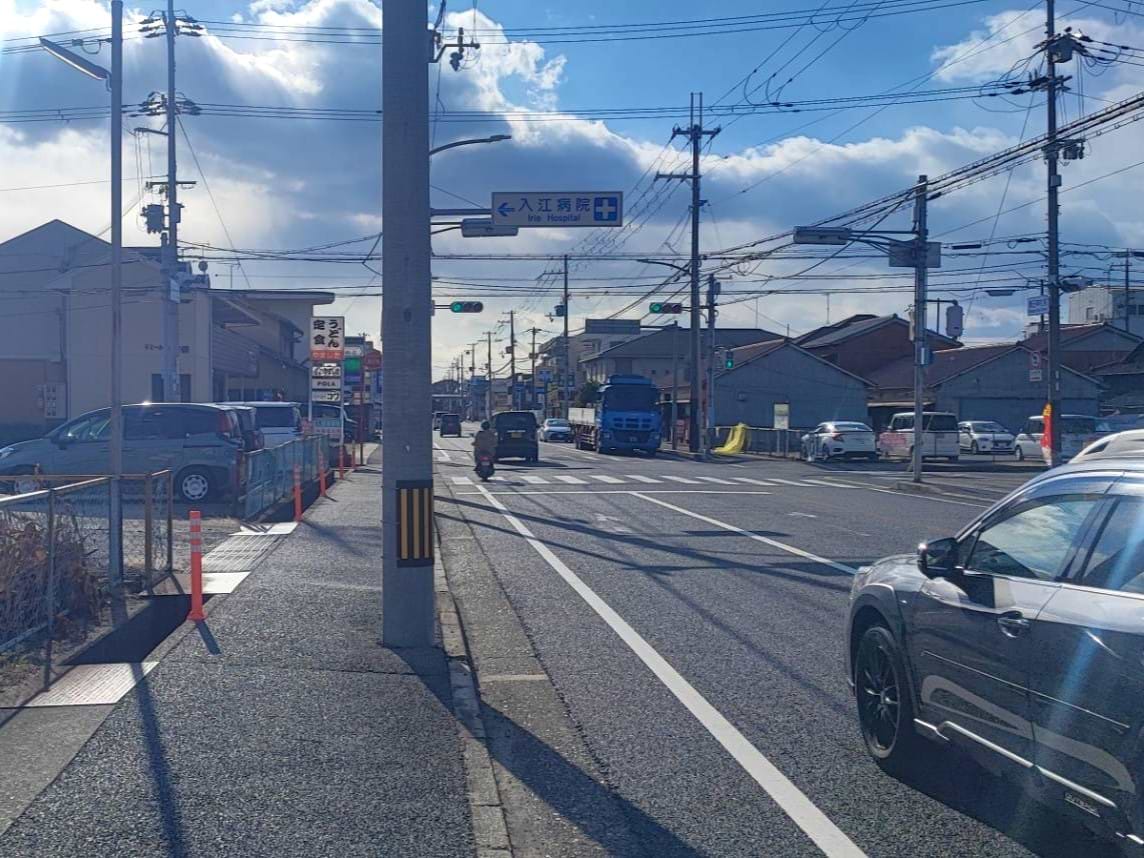 入江病院前の交差点を直進します