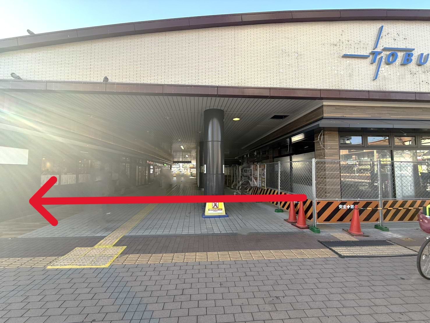 谷塚駅東口を出て右に曲がります