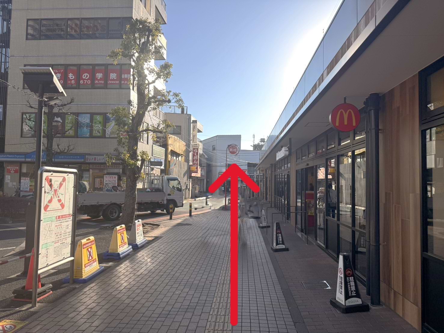 マクドナルドの前を通ります