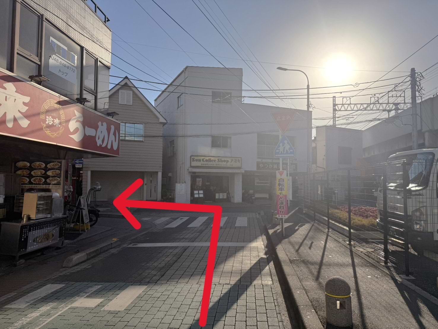 突き当りを左に曲がると当店がございます