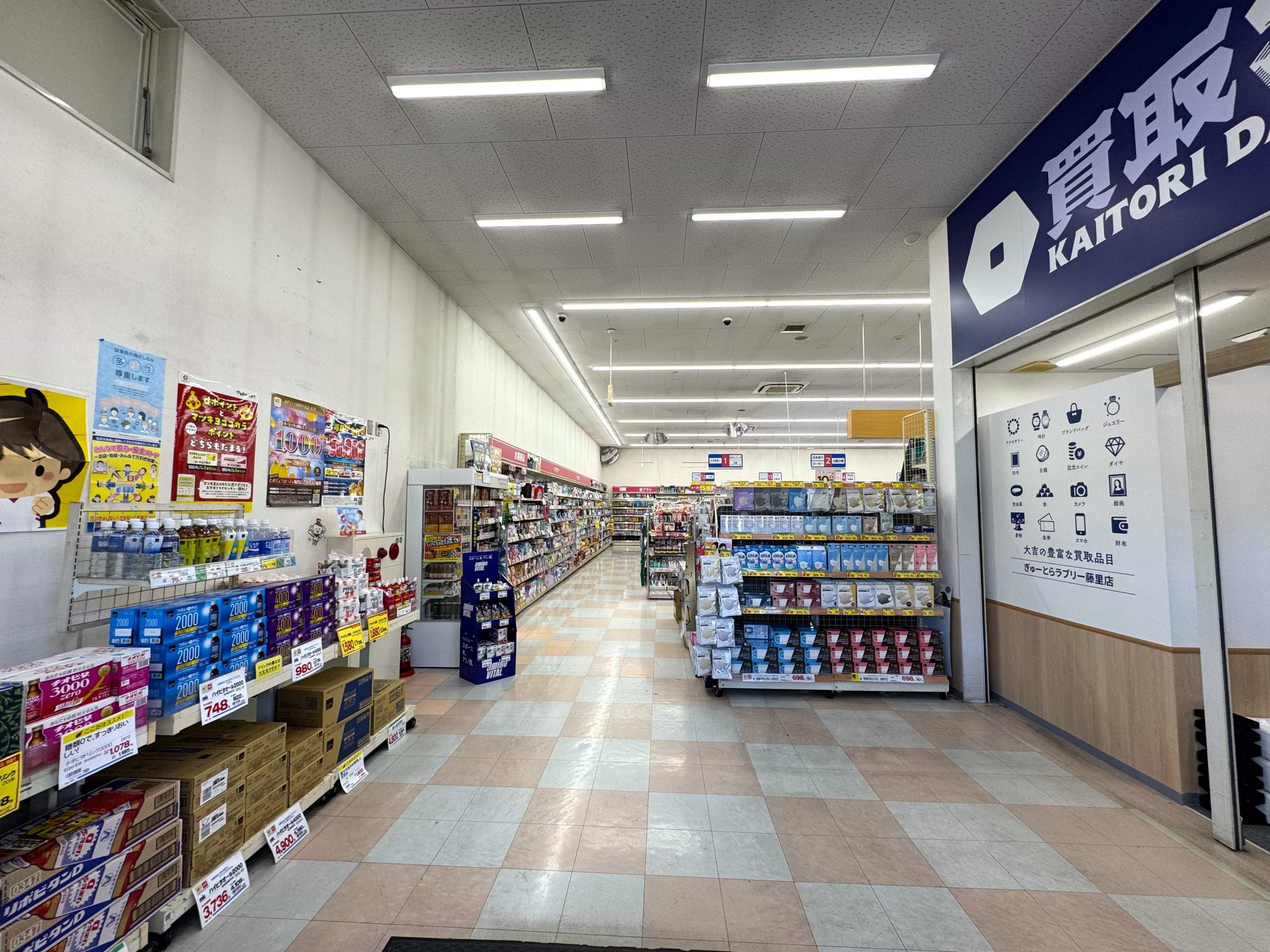 入ってすぐ右側に当店がございます