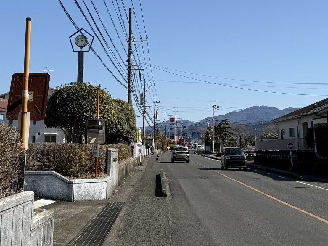 都城運転免許センターより三股町方面（東）へ300ｍ進みます"