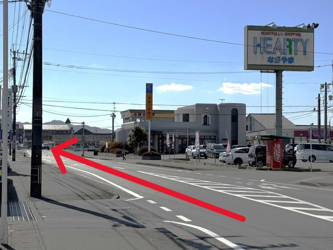 ハーティーながやま三股店から出て、県道108号線を北へ400ｍ道なりに進んでいただくと当店がございます