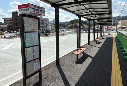 「西鉄バス那珂川営業所」バス乗り場より、施設駐車場へそのままお入りいただけます。