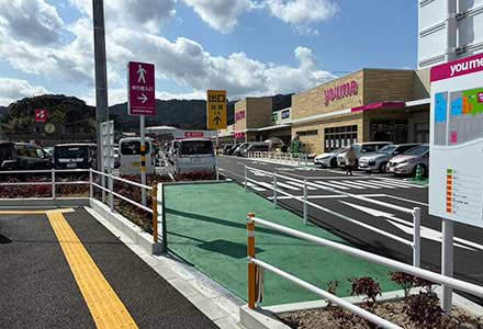 駐車場内は案内表示に従ってお進みください。