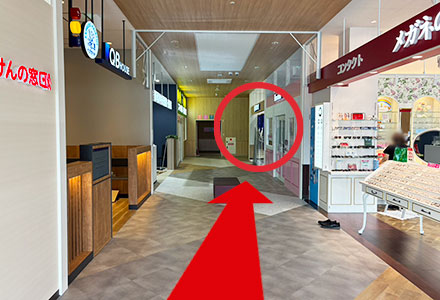 突き当たりを右に曲がると、右奥に当店がございます。