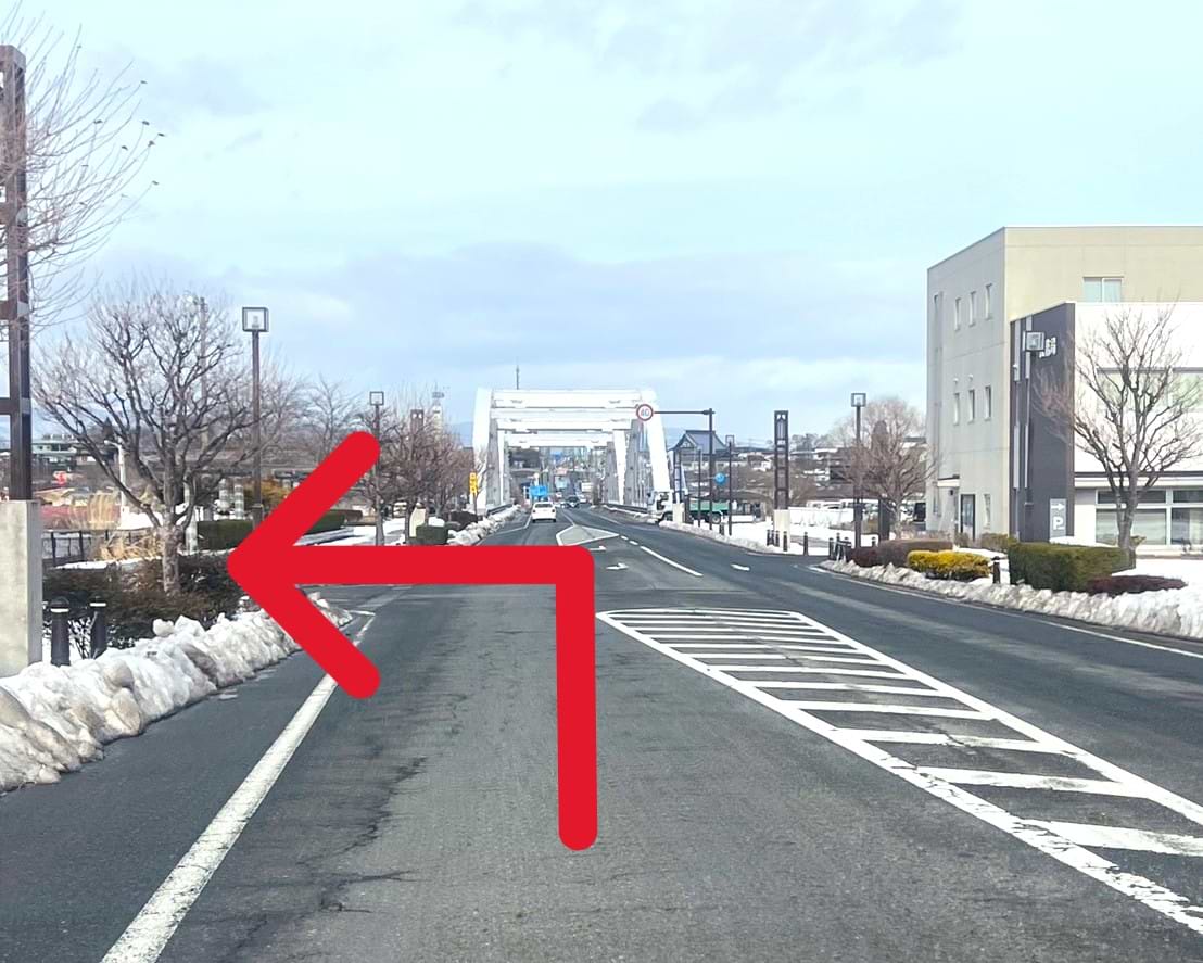 北上方面より平和街道を150ｍほど北上し、不動大橋の2つ手前の交差点を左折します