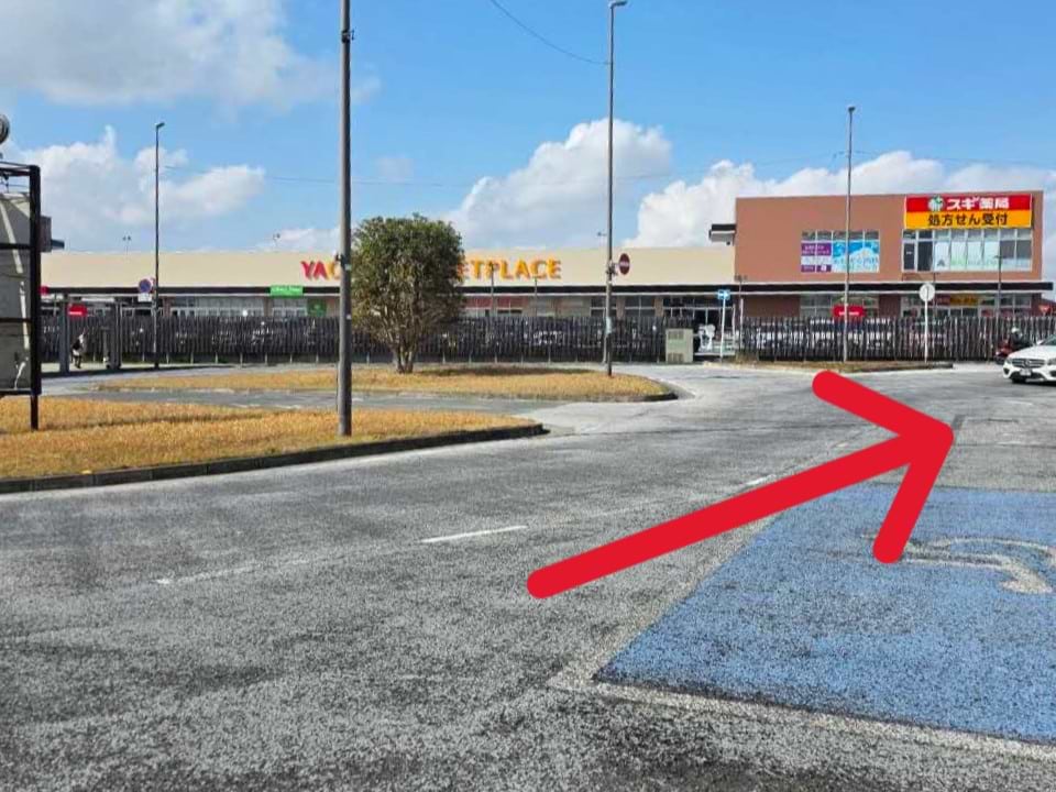 南桜井駅北口ロータリーに出て、目の前の「スギドラッグ ヤオコー南桜井店」を目印に進みます