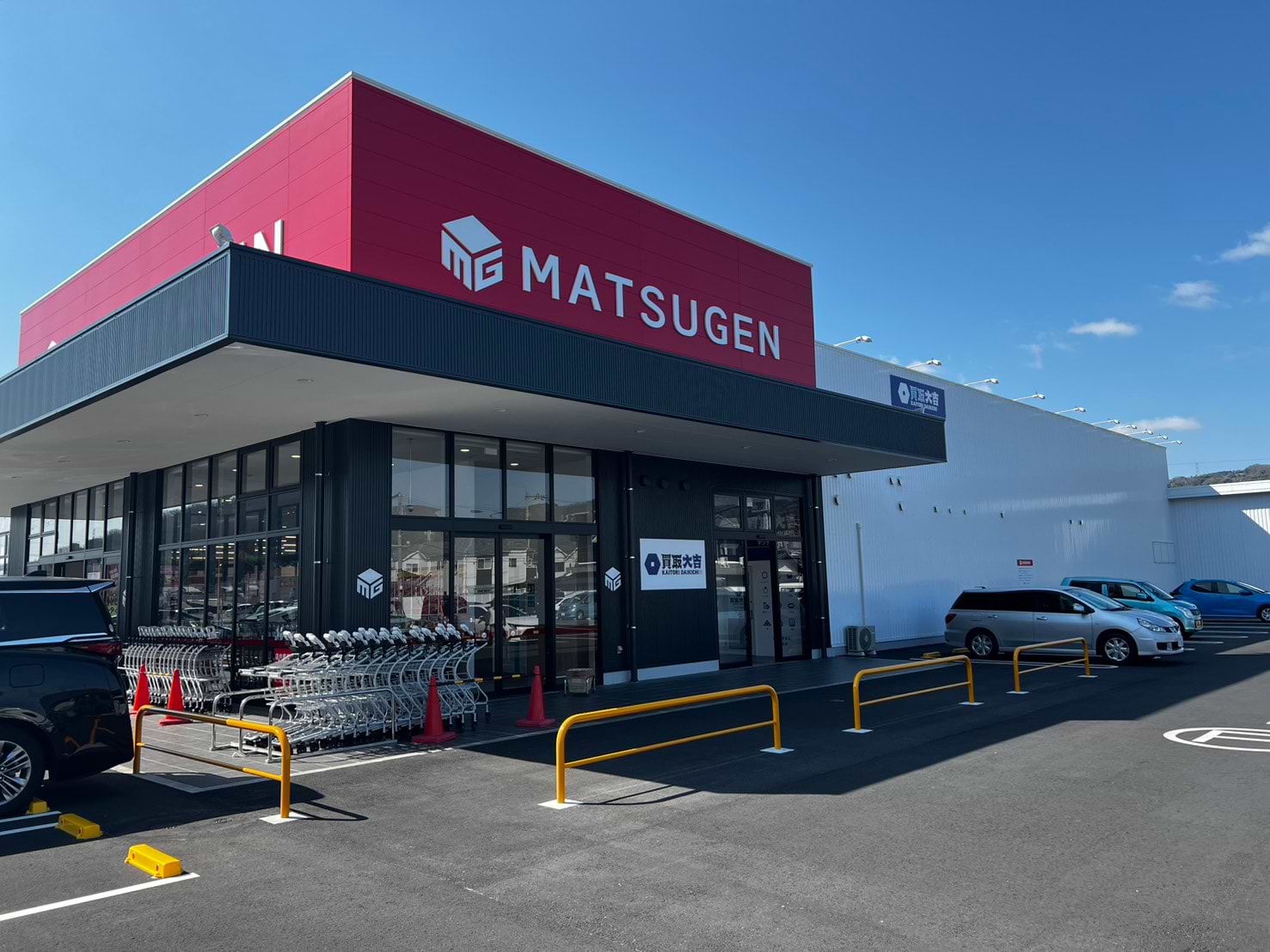 施設正面入口の右手側面に当店がございます