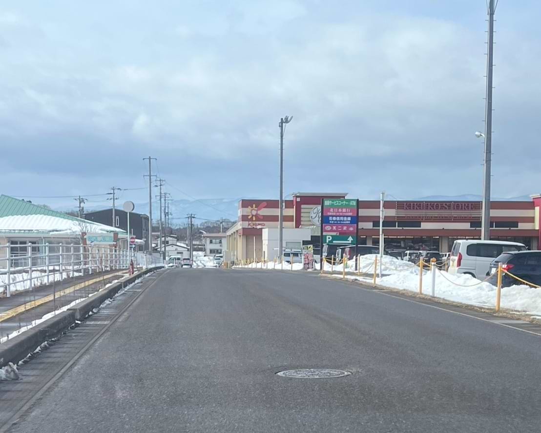 直進すると右手に「キクコーストア 花巻不動店」が見えてくるので、右折して駐車場に入ります