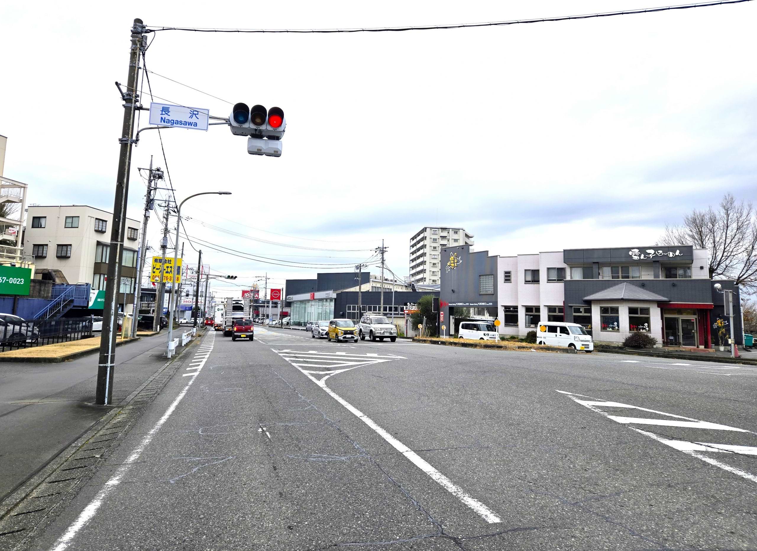 そのまま県道380号線を道なりに直進します。長沢交差点を通過すると、すぐ左手に当店がございます
