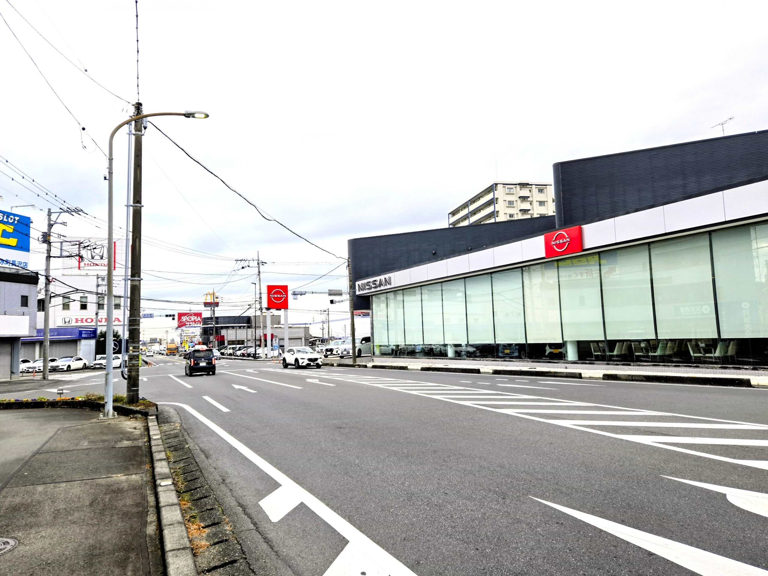 当店の向かい側に、日産プリンス静岡 沼津店様がございます