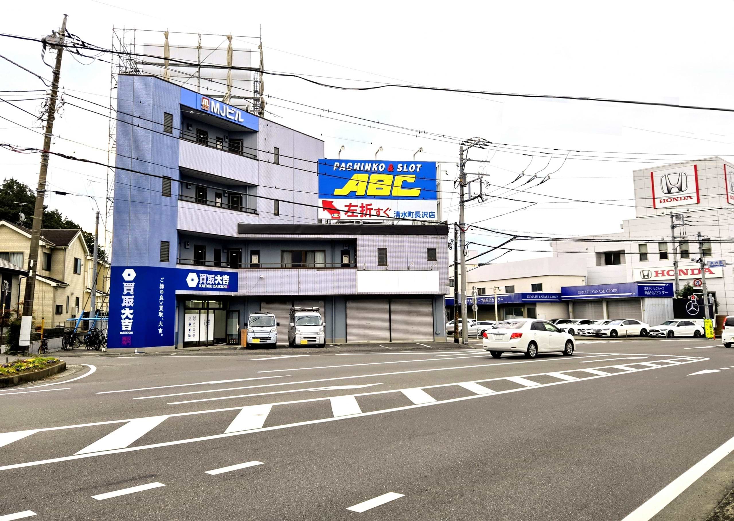 長沢西交差点の角のビル1階が当店です