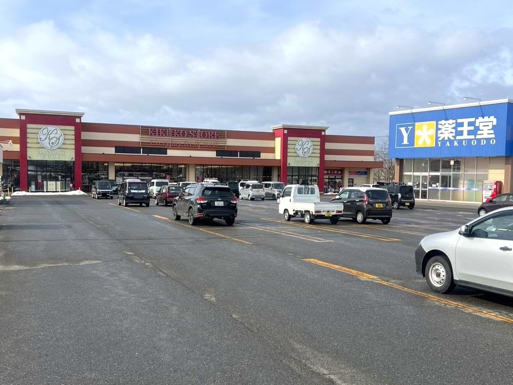 駐車場内、キクコーストア花巻不動店の手前、薬王堂の向かい側に当店がございます