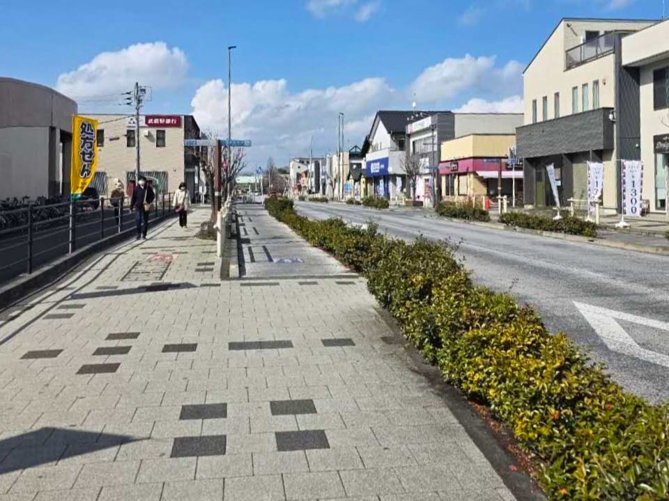 右手に見える、青い看板の店舗が「買取大吉 春日部米島店」でございます