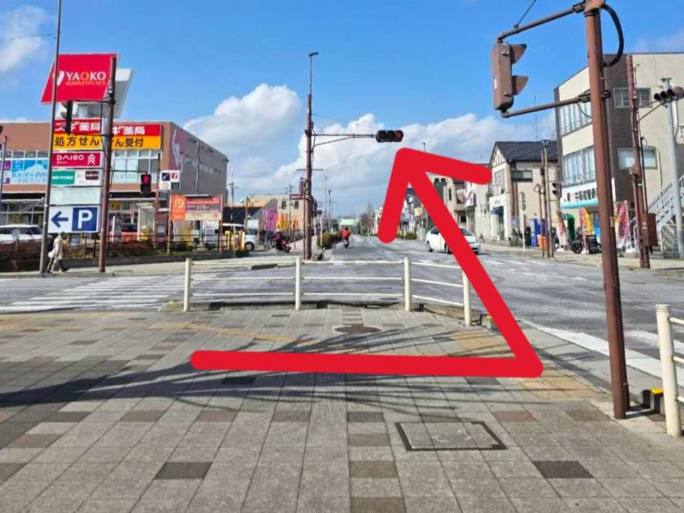 交差点へ出たら左折し、そのまま120ｍほど直進します