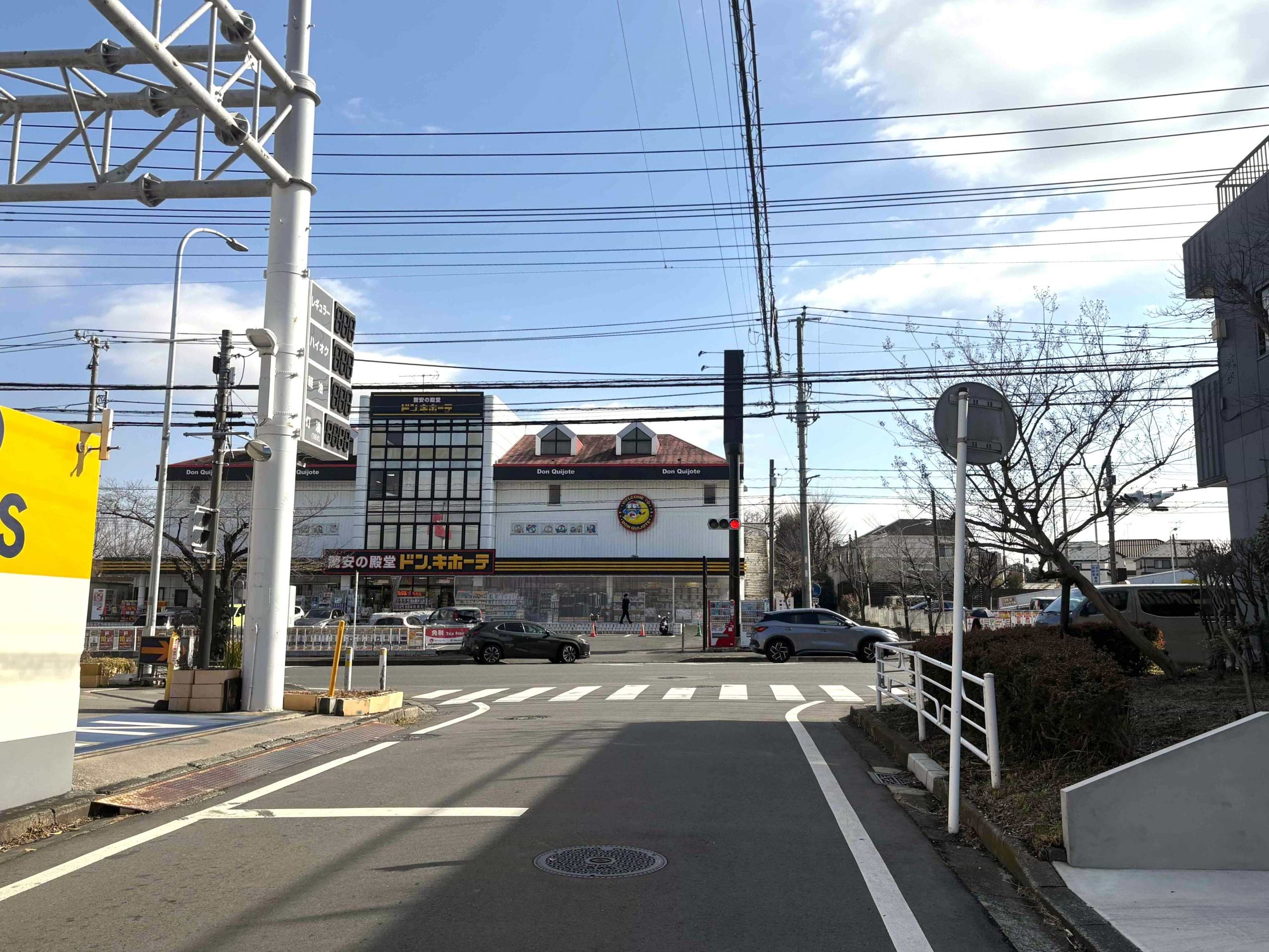 【当店専用駐車場のご案内】<br>当店とガソリンスタンド（KYGNUS セルフ霧が丘西SS）の間の道へ進みます