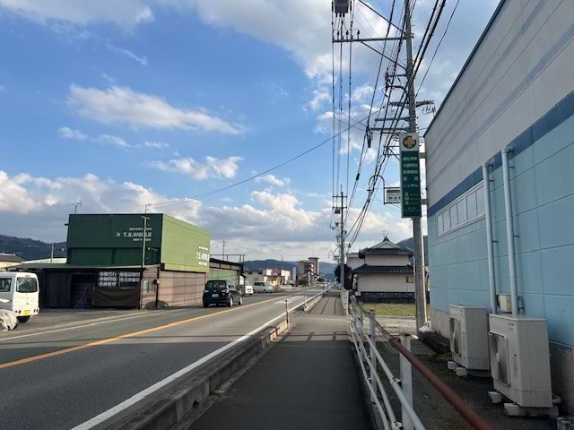 車で1分ほど南へ行くと左側に6階建てのビルがございます。その1階に当店がございます