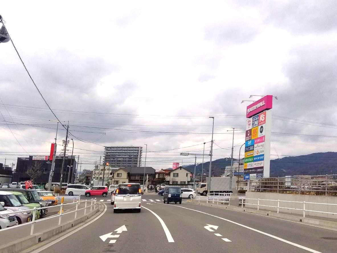 ゆめモール西条から助実信号を左折し国道375号線を南に直進方向に進みます