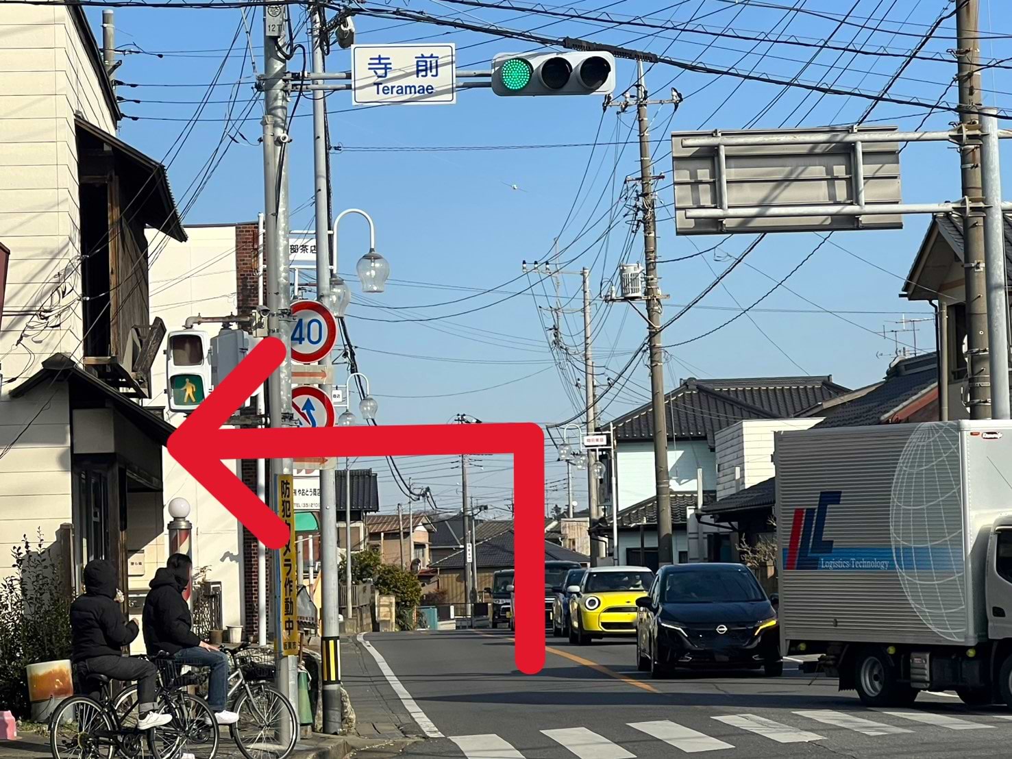 200ｍほど直進し、最初の信号、寺前交差点で横断歩道を渡って左折します