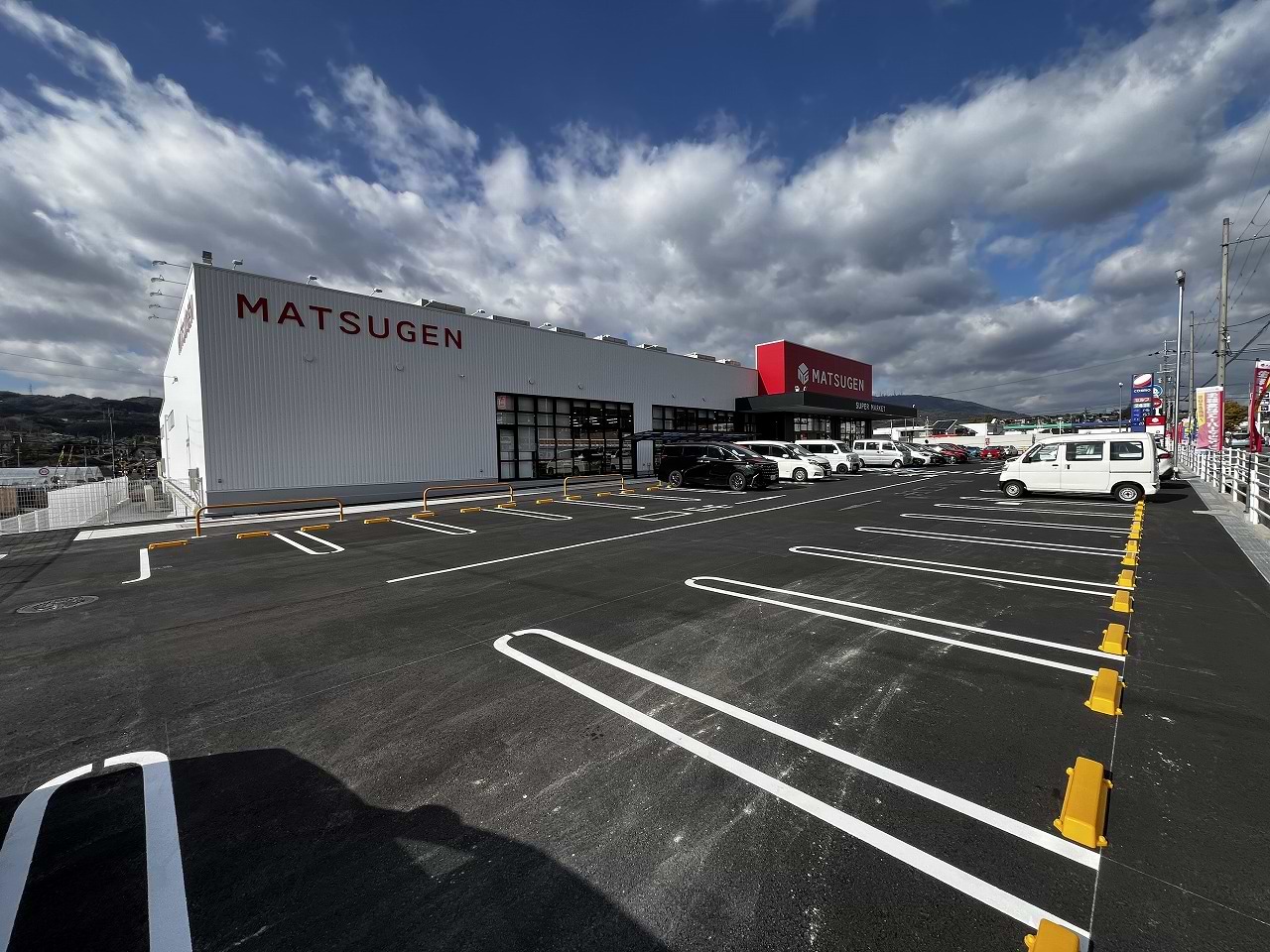 店舗前以外のスペースにも駐車可能ですので、空いている場所をご利用ください