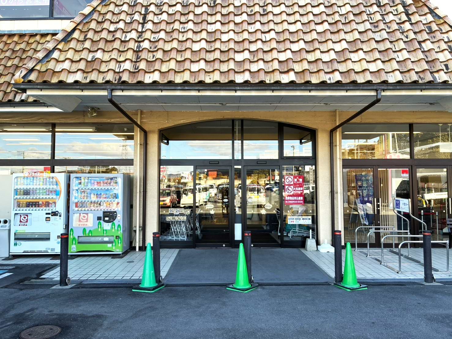 右手側の入口より入ってすぐ右手に当店がございます