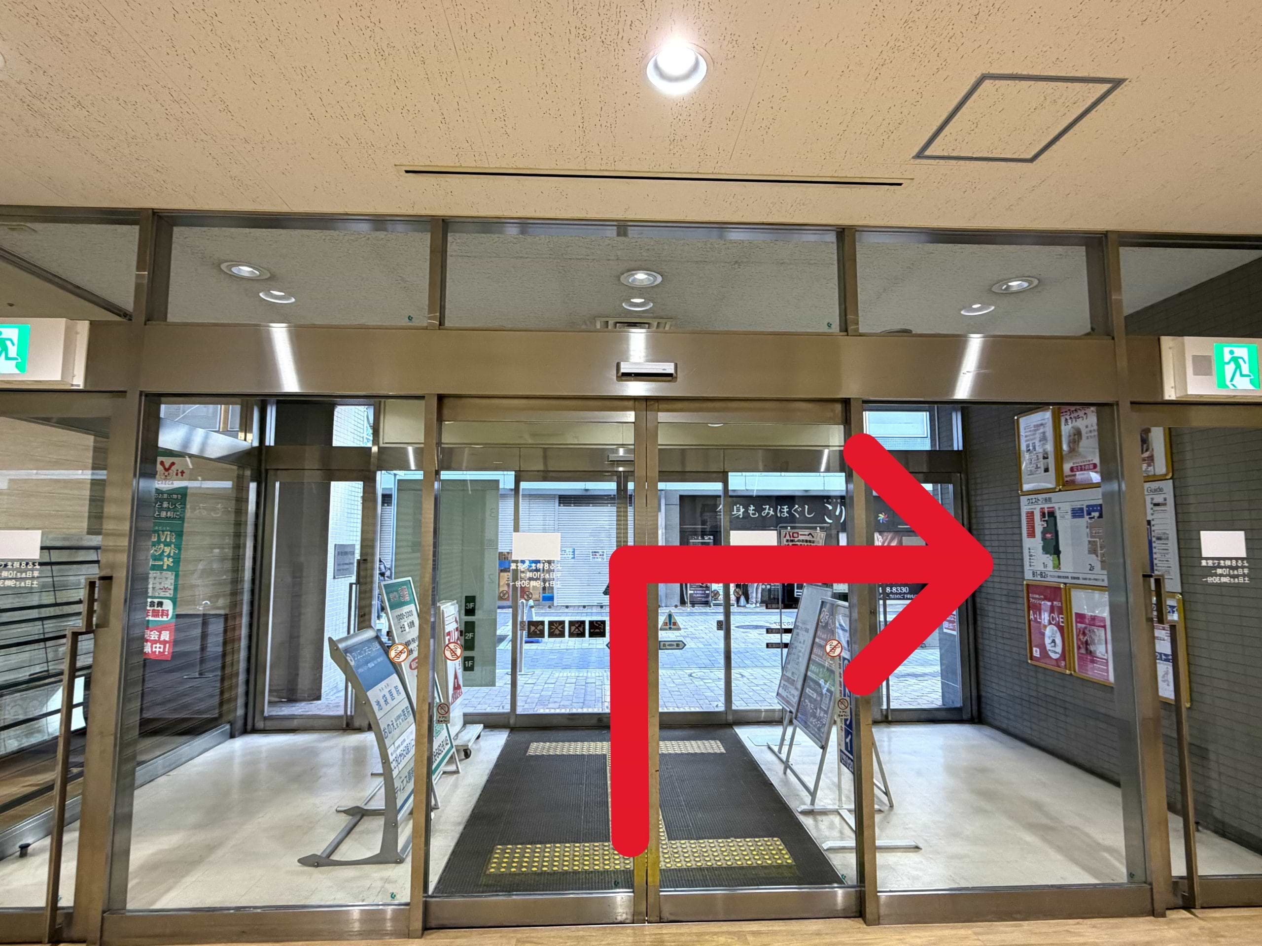 ウエスト2番館出入口から一度外へ出て、右手に進みます