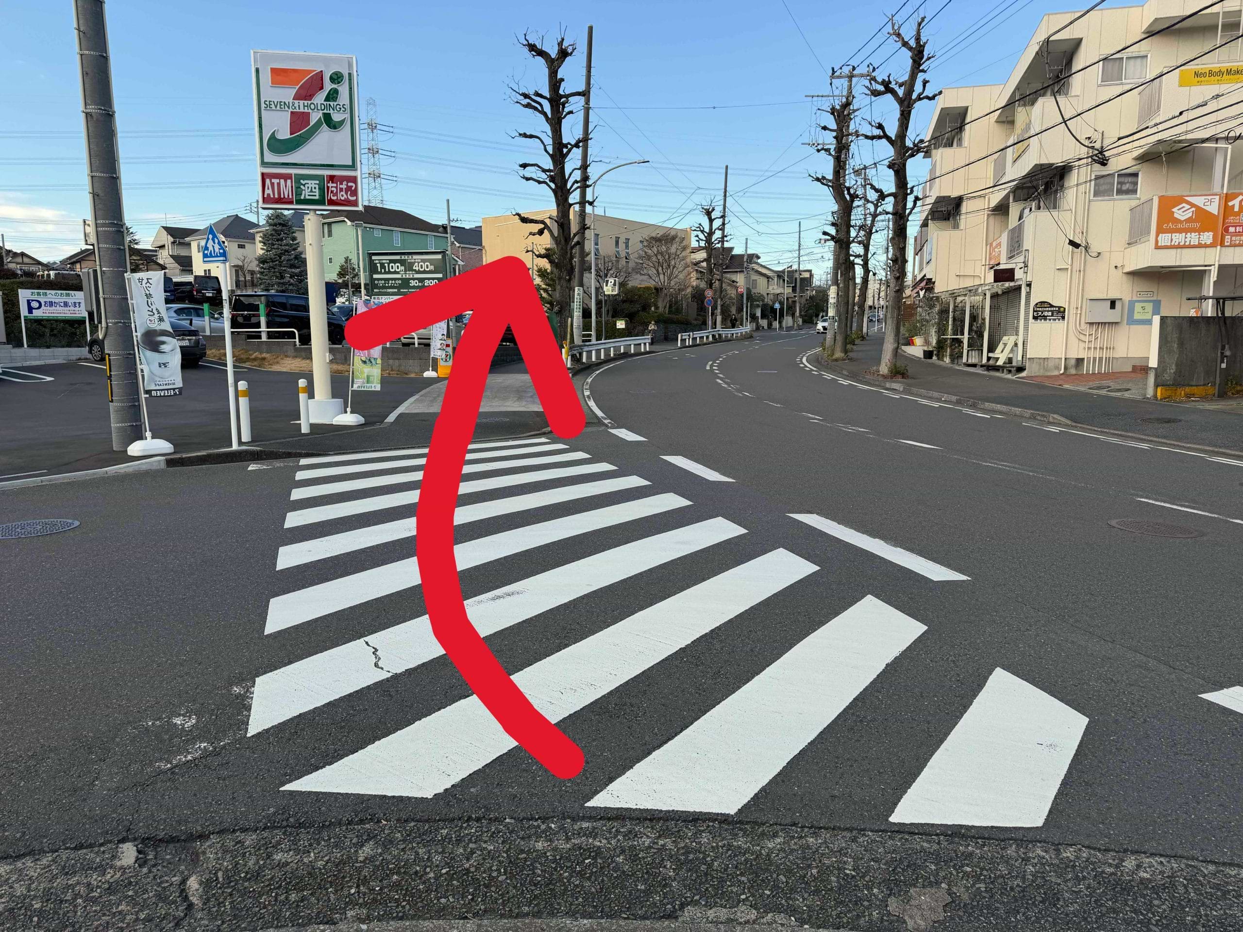 セブン-イレブン 横浜江田駅前店を左手にして、道なりに直進すると右手に当店が見えてまいります