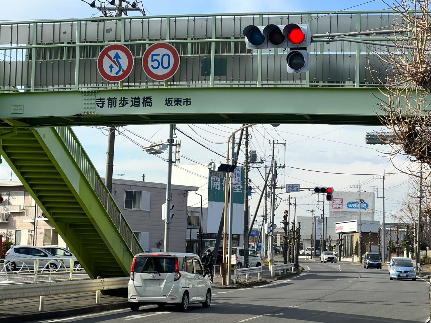 寺前歩道橋を越えます