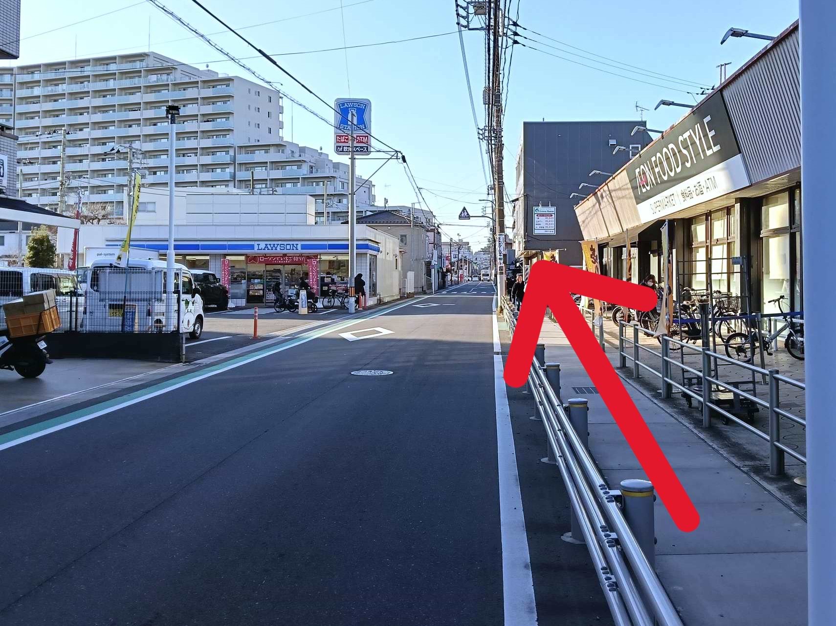 ローソン 八王子大和田町六丁目店を左手に通過します