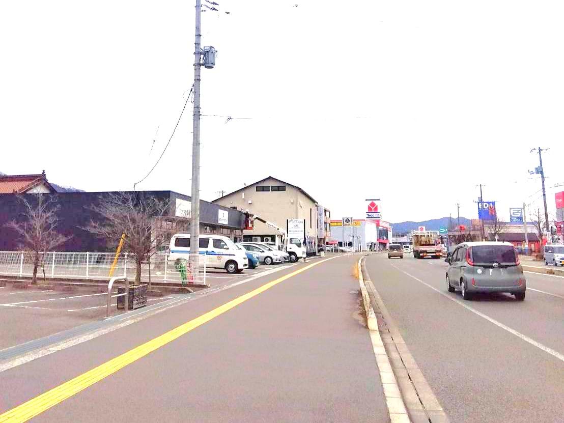 Trees　hairさんと同じ並びに当店がございます<br>（焼き肉屋さかいの道路挟んだ向かい側が当店です）