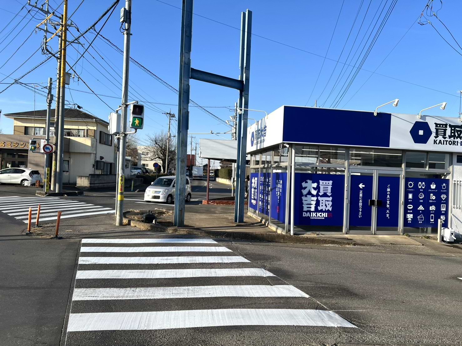 寺前北交差点の角、右手に当店がございます