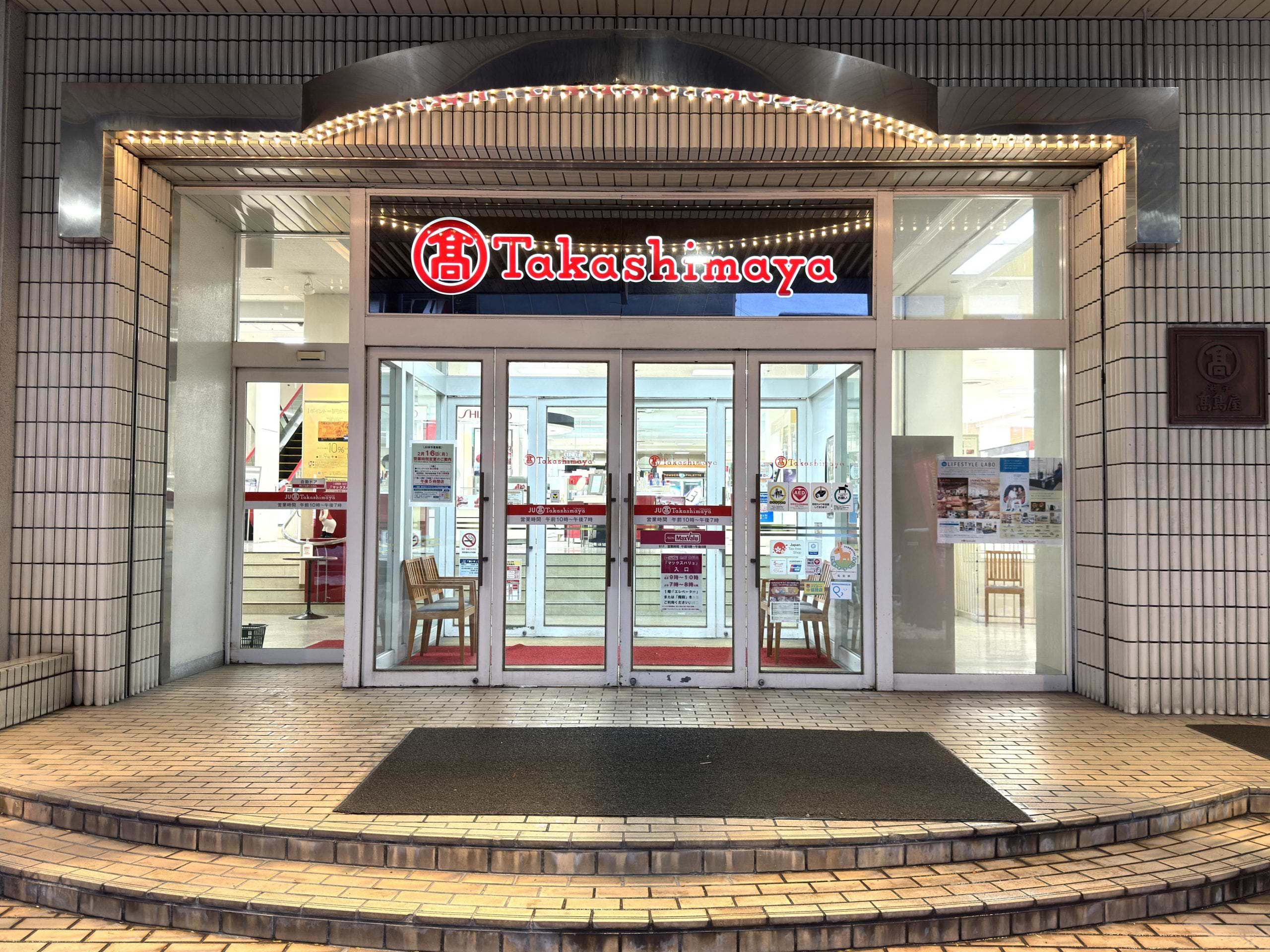 バス停すぐそばの出入口より店内に入ります