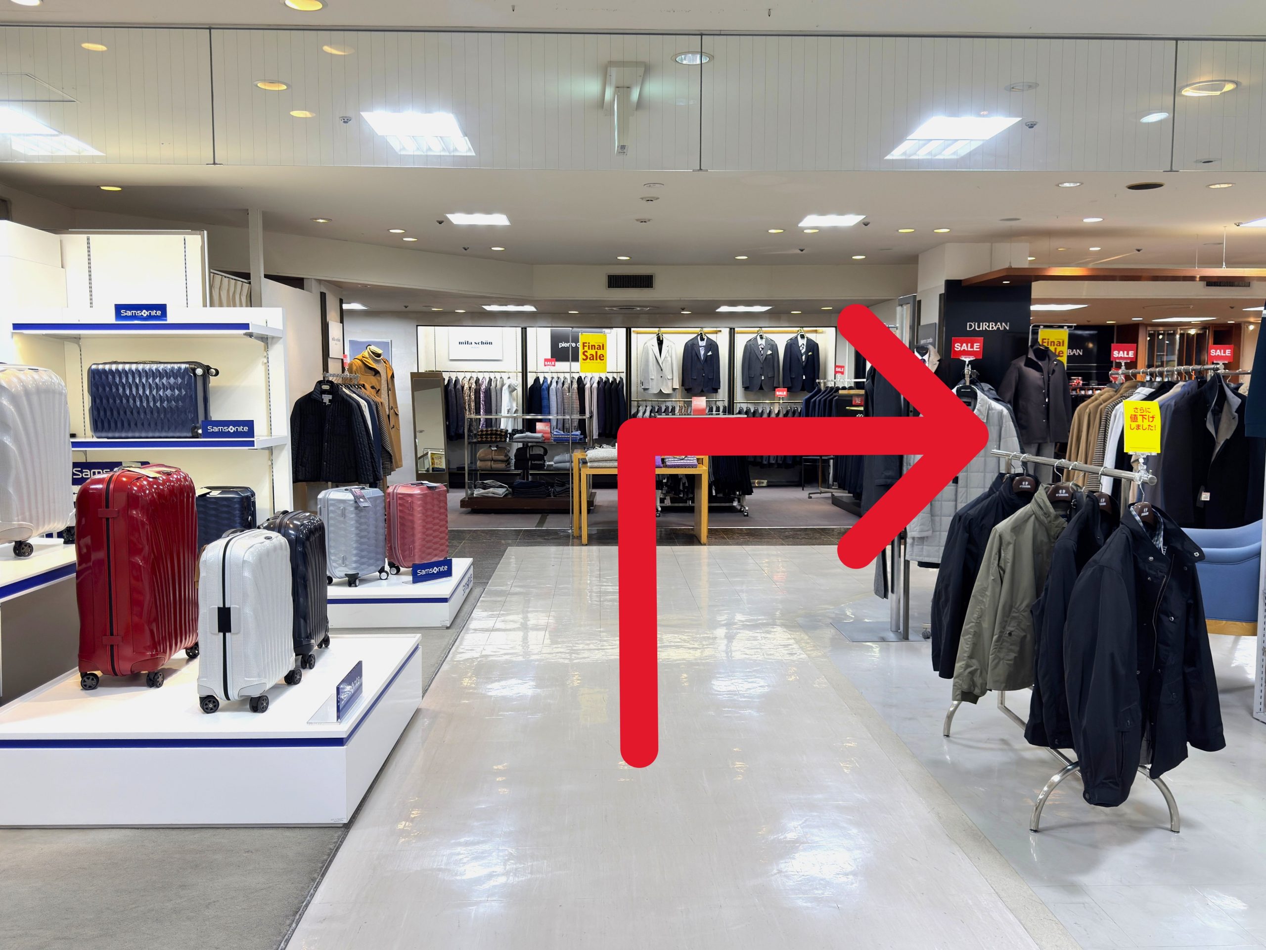 〈McGREGOR〉を右手にそのまま進み、突き当りを右折します