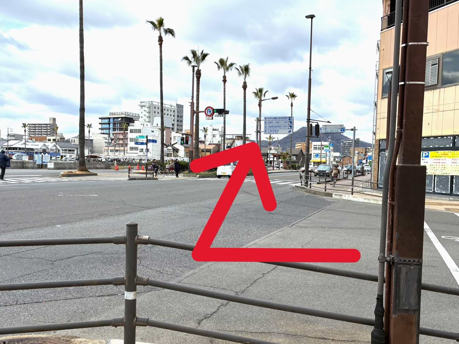 三原桟橋前交差点を右折し、150ｍほど直進します