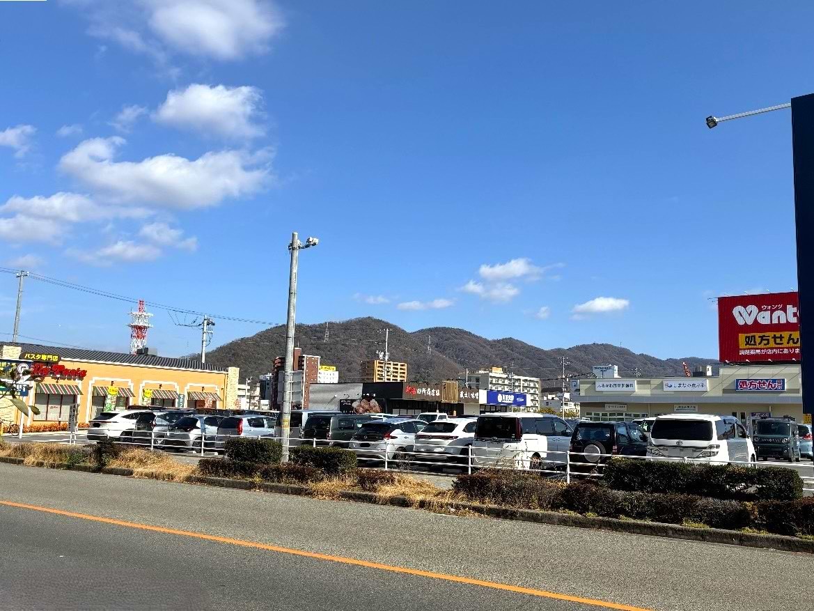 曙橋を通過したら左手奥、麺場 田所商店さんの隣に当店がございます