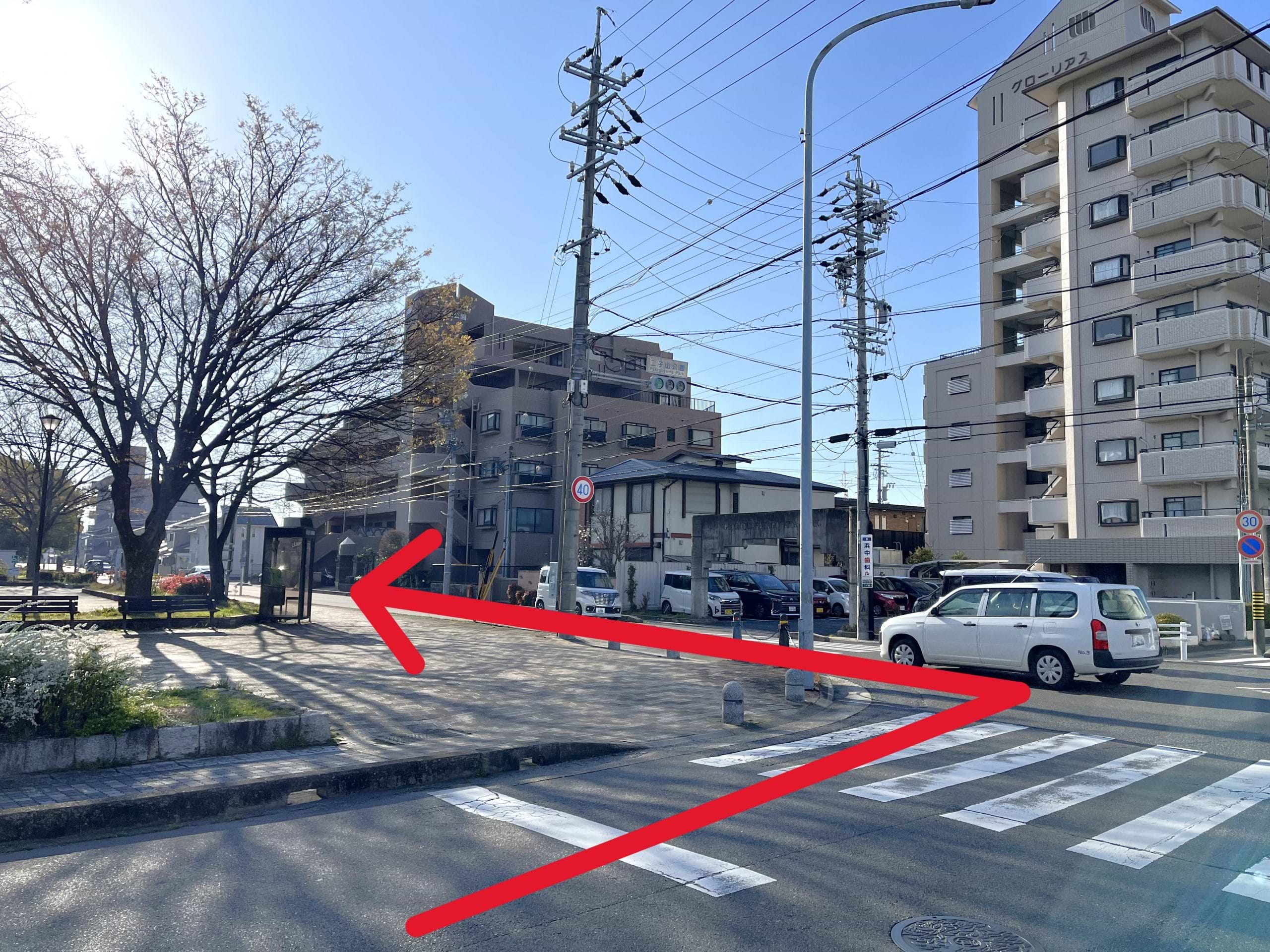 二子山公園交差点を左折します