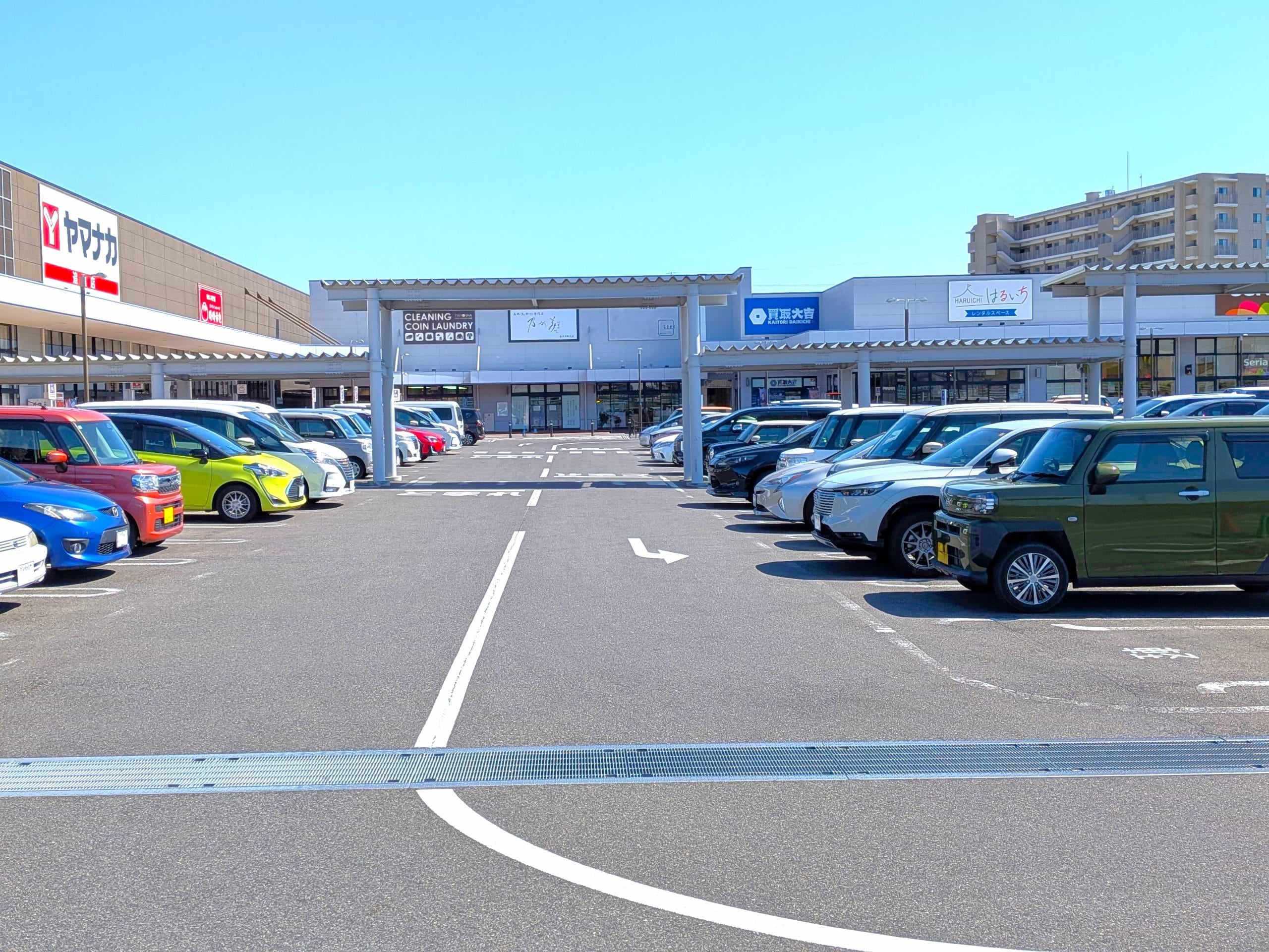 駐車場突き当りに買取大吉 フレスポ春日井店がございます