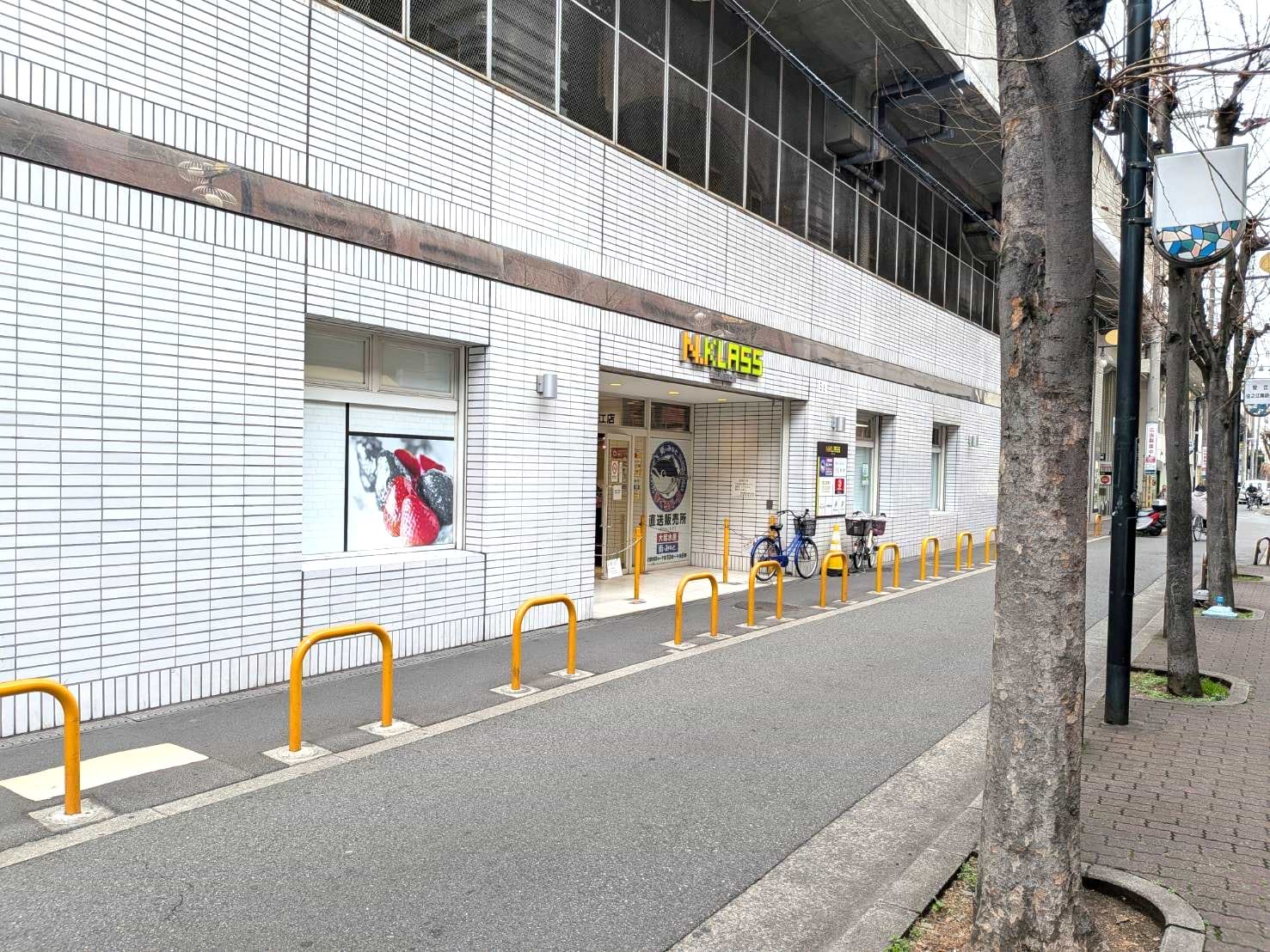 そのまま直進いただきますと、右手、メガネハウスニシオカさんの隣に当店がございます