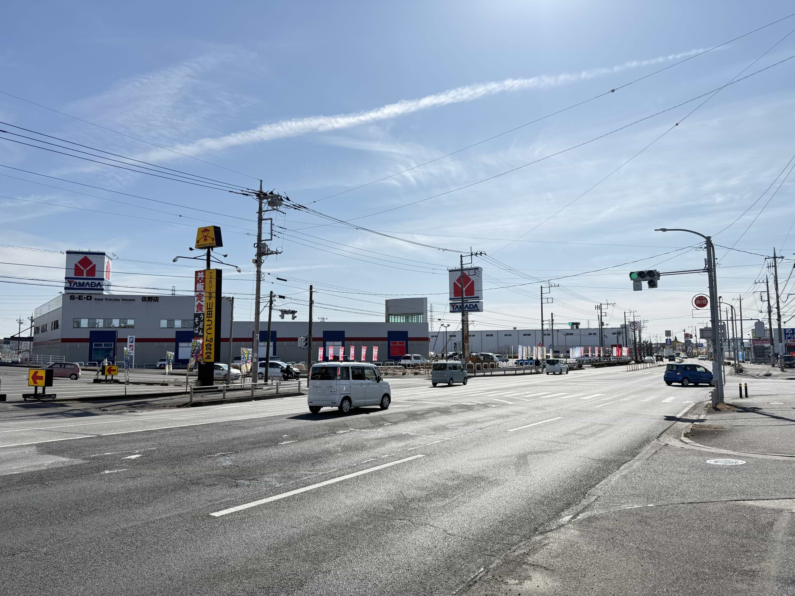 ヤマダデンキ テックランド佐野店から南に車で450mほど直進します