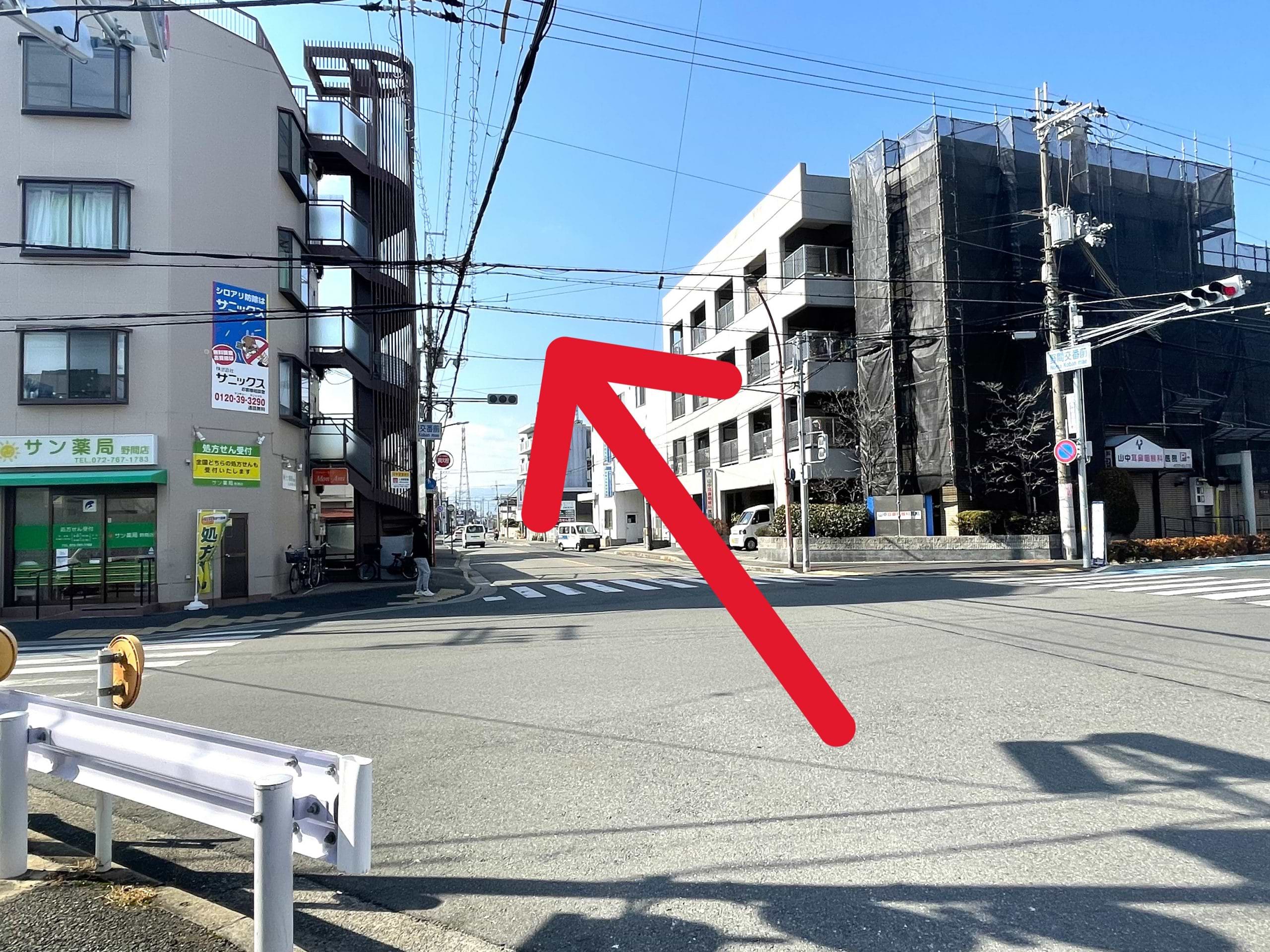 動意線の「野間交番前」交差点を西方面に250ｍほど進みます