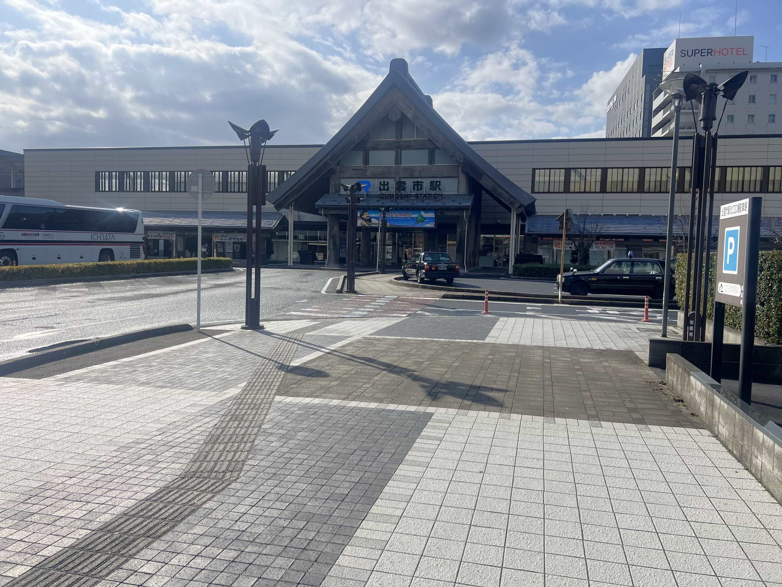 出雲駅を背に、駅北ガーデン通りを左手（西方向）へ進みます