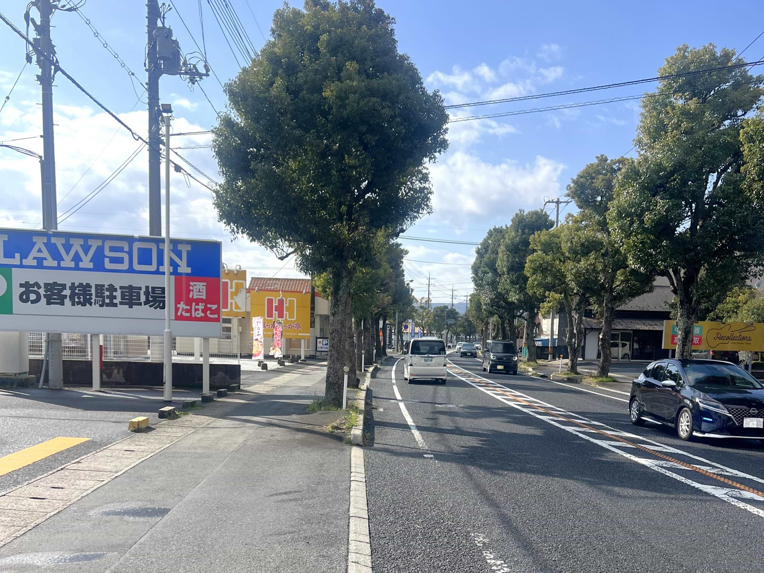 ローソン 出雲塩冶有原店を左手に通過し、さらに200ｍほど直進すると右手に当店がございます