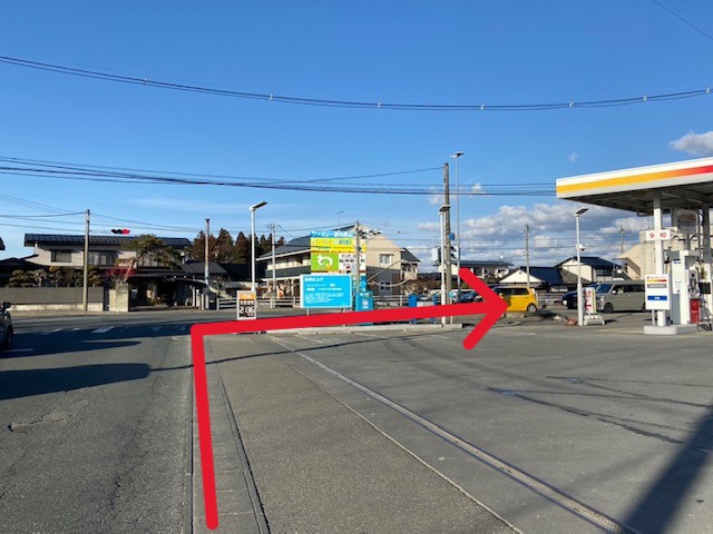国道107号線とぶつかるT字路を右折します。目印として右側にapollostation セルフ北上インターチェンジSS様がございます