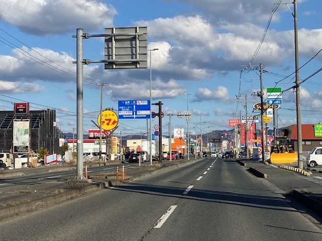 国道4号線方面へ直進します。目印はびっくりドンキー北上店様です。隣接してファミリーマート北上江釣子インター店様がございます