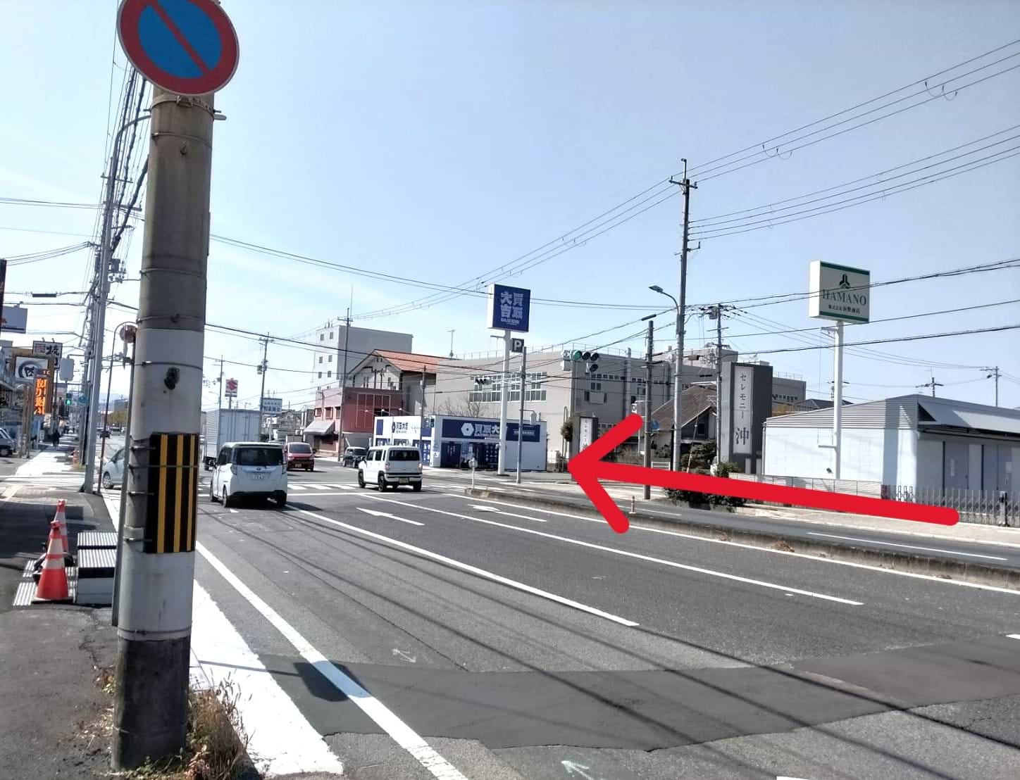 横断歩道を渡った先に当店がございます