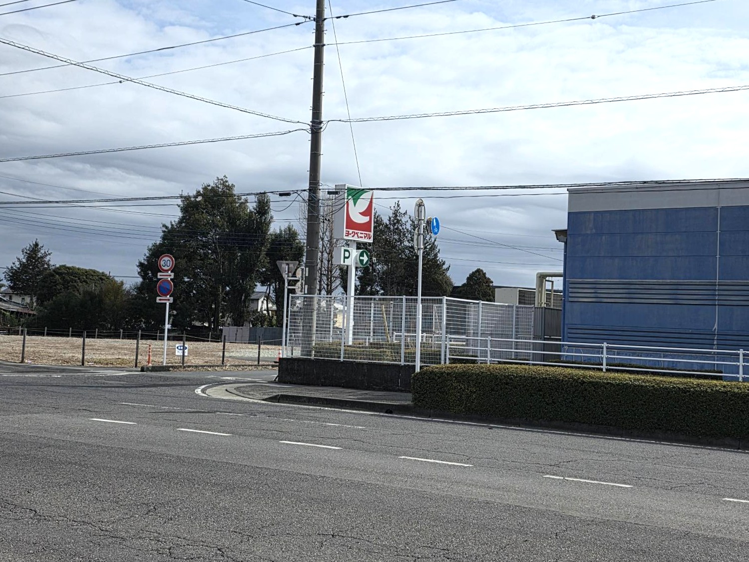 ヨークベニマルさん駐車場出口からでしたら右折可能です。当店への近道になります